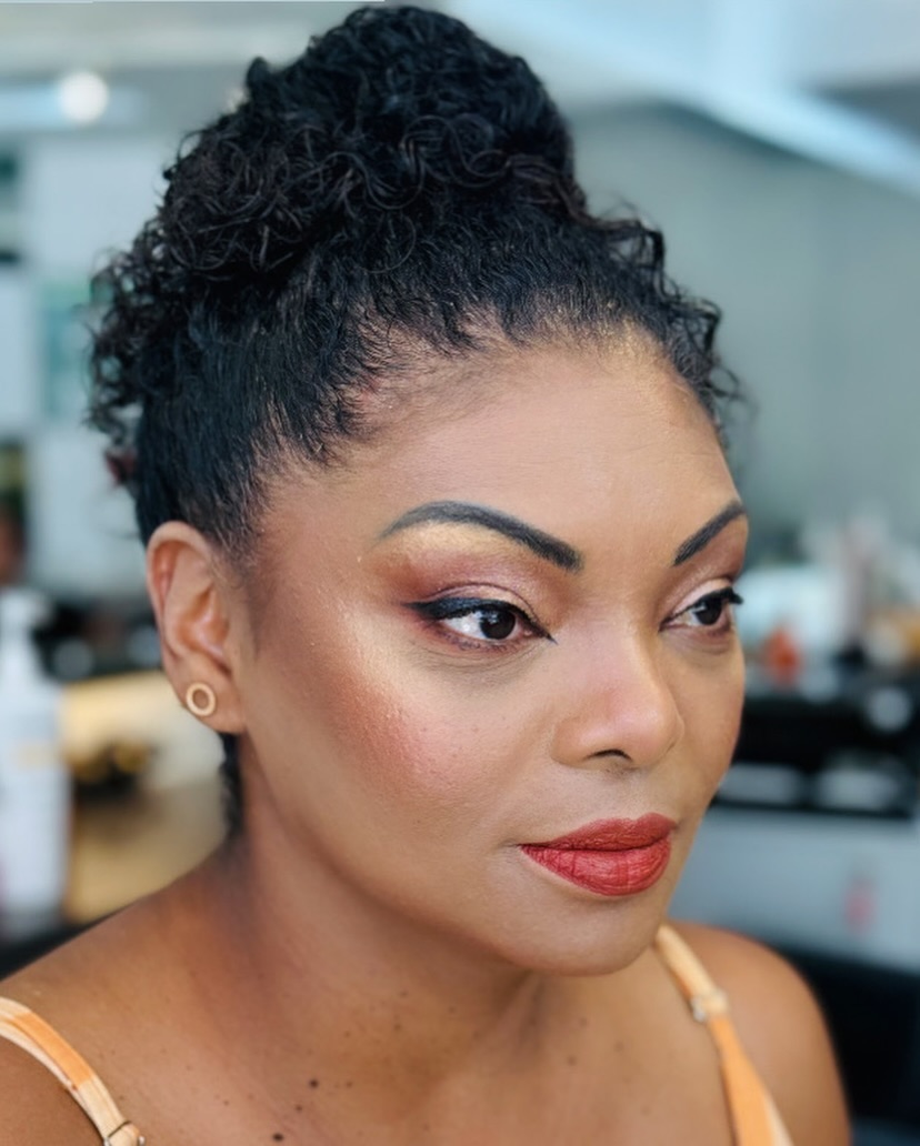 Maquiagem e Penteado